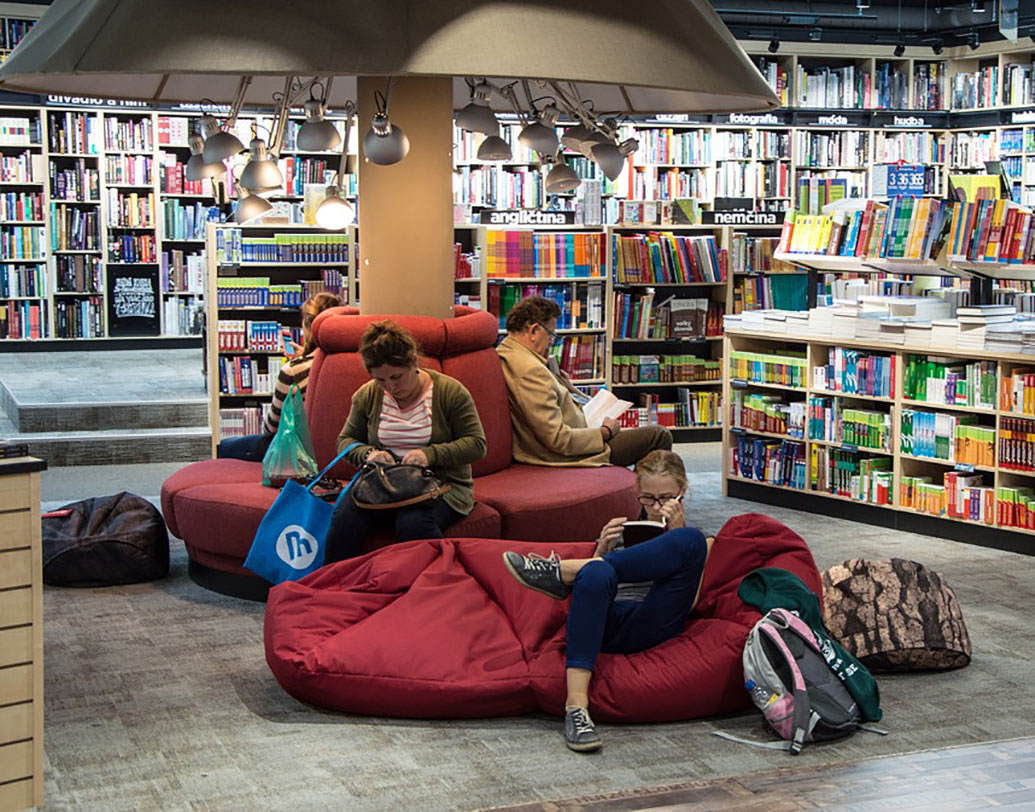 শুধুমাত্র ট্রেনেই নয়, নেদারল্যান্ডসের যে কোনও বইয়ের দোকান থেকে সাড়ে ১২ ইউরো (ভারতীয় মুদ্রায় প্রায় ৮৬৬টা)-তে বই কিনলেই ‘ইয়াস ভ্যান বেলফ্‌ত’ বিনামূল্যে পাওয়া গিয়েছে।