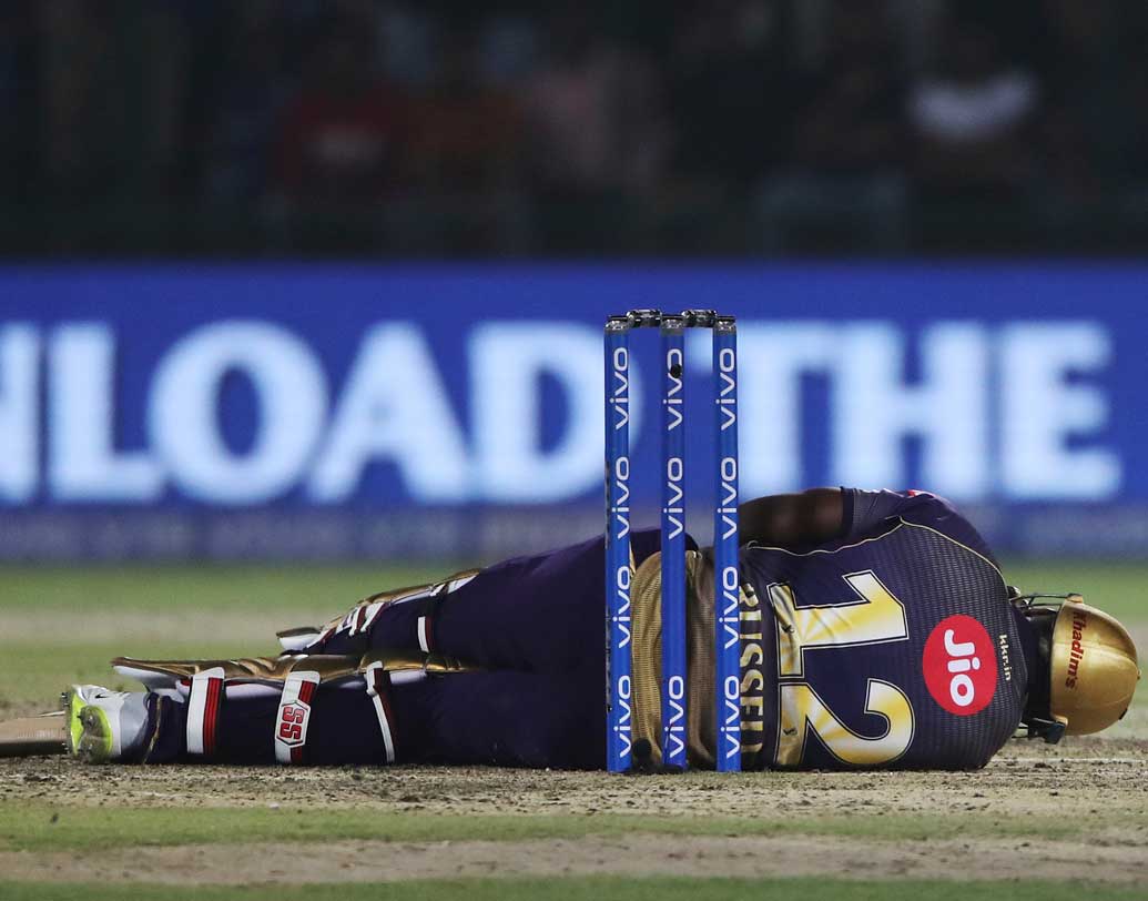 ১৫.৪ ওভারে চহালের বলে যখন রানা আউট হলেন, তখন নাইটদের দরকার ২৬ বলে ৬৭। ১৬ তম ওভারে রাসেলকে বল করতে এলেন নিতিন সাইনি। প্রথম বল ওয়াইড। পরের বল অর্থাৎ নিজের ইনিংসের প্রথম বলে কোনও রান পেলেন না রাসেল। অফস্টাম্পের বাইরের বল মারতে গিয়ে ফসকালেন।