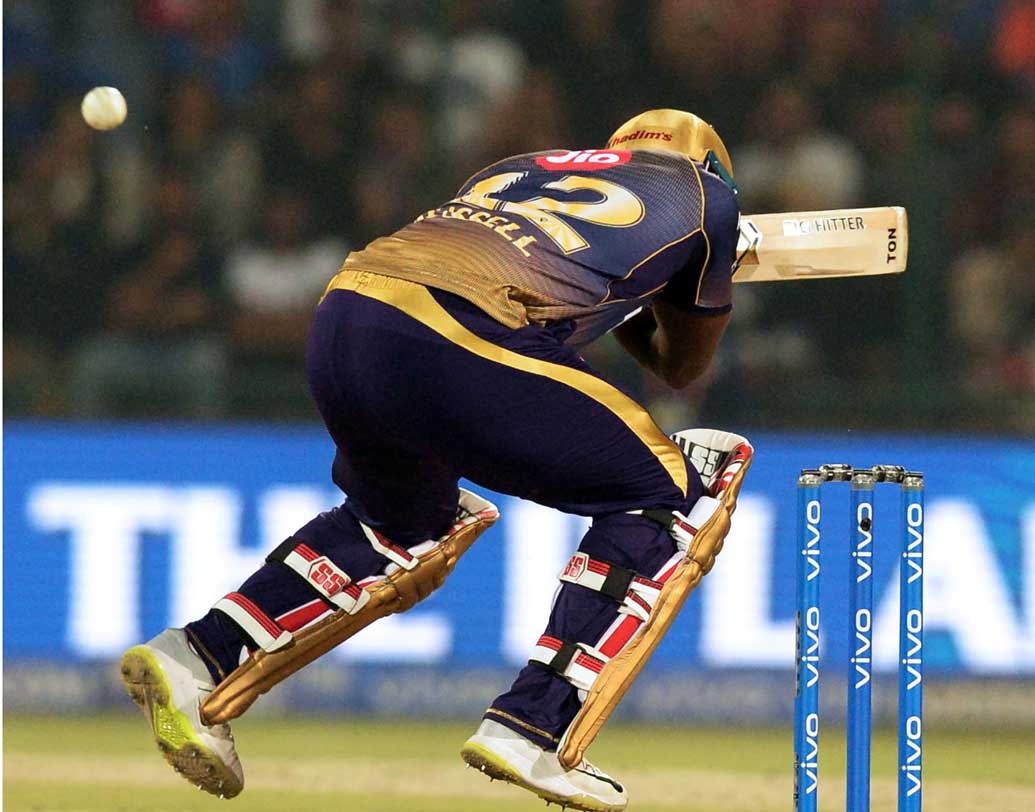 ১৭.১। মহম্মদ সিরাজের একটি ফুল ডেলিভারি। মারতে গিয়ে ফসকালের রাসেল। রান হল না। রাসেলের রান তখন ৩ বলে ১।