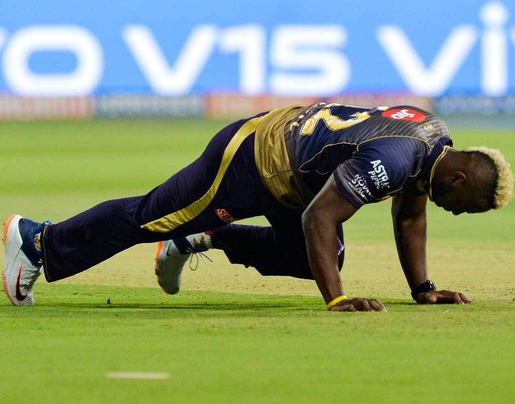 ১৭.২। সিরাজের অফস্টাম্পের বাইরের বল ফের মারতে গিয়ে ফসকালেন জামাইকান তারকা।  রাসেলের রান ৪ বলে ১।