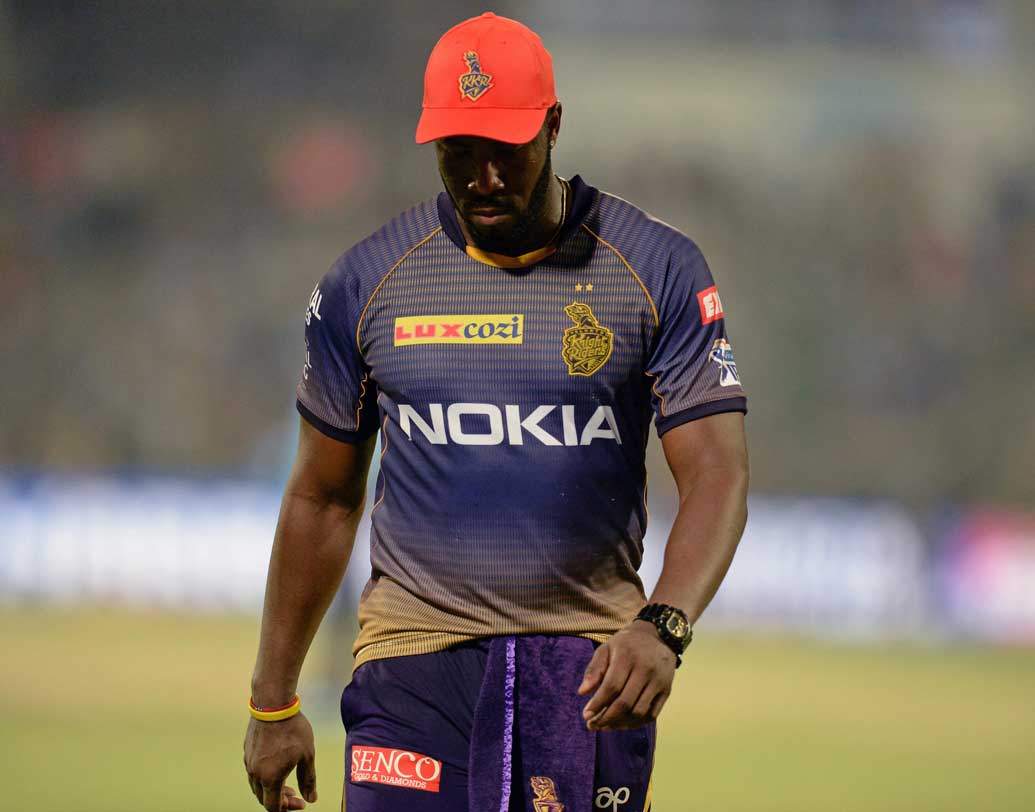 ১৭.৩।  সিরাজের ওয়াইড বল ব্যাটে লাগাতে পারলেন না রাসেল। সিরাজের পরবর্তী বলটি নো হওয়ায় ফ্রি হিটে ৬ মারলেন তিনি।  কিন্তু রাসেলের খাতায় কোনও রান হল না। রাসেলের রান হল ৪ বলে ১।