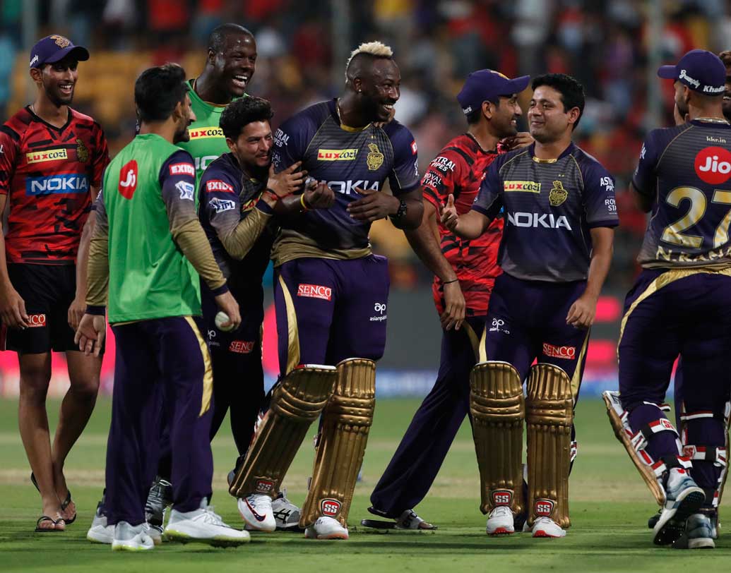 ১৭.৩।  সিরাজের ওভার বাতিল হওয়ায় বল করতে এলেন স্টোইনিস। অজি তারকার স্লোয়ার বলে লং অনের উপর দিয়ে বিশাল ছক্কা হাকালেন রাসেল। শুরু হল দানবেন হুঙ্কার।