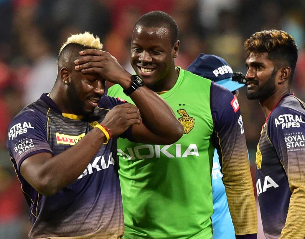 ১৮.২।  প্রয়োজন ১১ বলে ২৯। সাউদির লেনথ‌্ বল উড়ে গেল ল‌ং লেগের উপর দিয়ে। বিশাল ছক্কা!