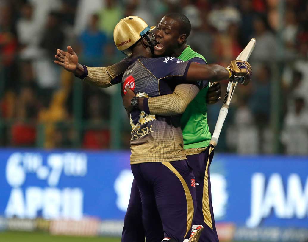 ১৮.৪। প্রান্ত বদল করলেন সাউদি। এলেন রাউন্ড দ্য উইকেট। কিন্তু ফলাফল সেই একই। ফুলটস বল উড়ে গেল মিড উইকেটের উপর দিয়ে। এল ওভারের তৃতীয় ছক্কা।