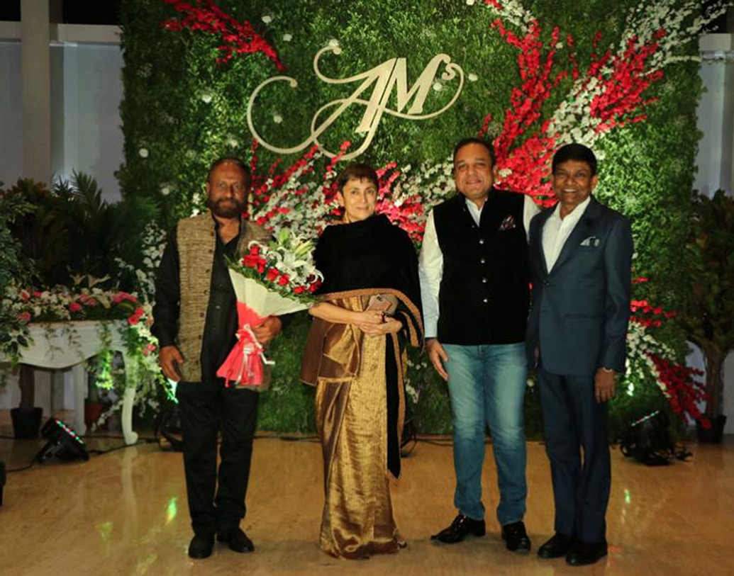 প্রযোজক ও পরিবেশক জয়ন্তীলাল গাদার ছেলে অক্ষয়ের বিয়ে হল। ‘কাহানি’, ‘শিবায়ে’, ‘হেলিকপ্টার এলা’-সহ বেশ কয়েকটি ছবির সঙ্গে যুক্ত ছিলেন জয়ন্তীলাল। অক্ষয়ও বাবার সঙ্গে এই কাজে যুক্ত রয়েছেন। তারকা মহলে তাঁর অবাধ যাতায়াত। উপস্থিত ছিলেন কেতন মেটা, দীপা শাহিরা।