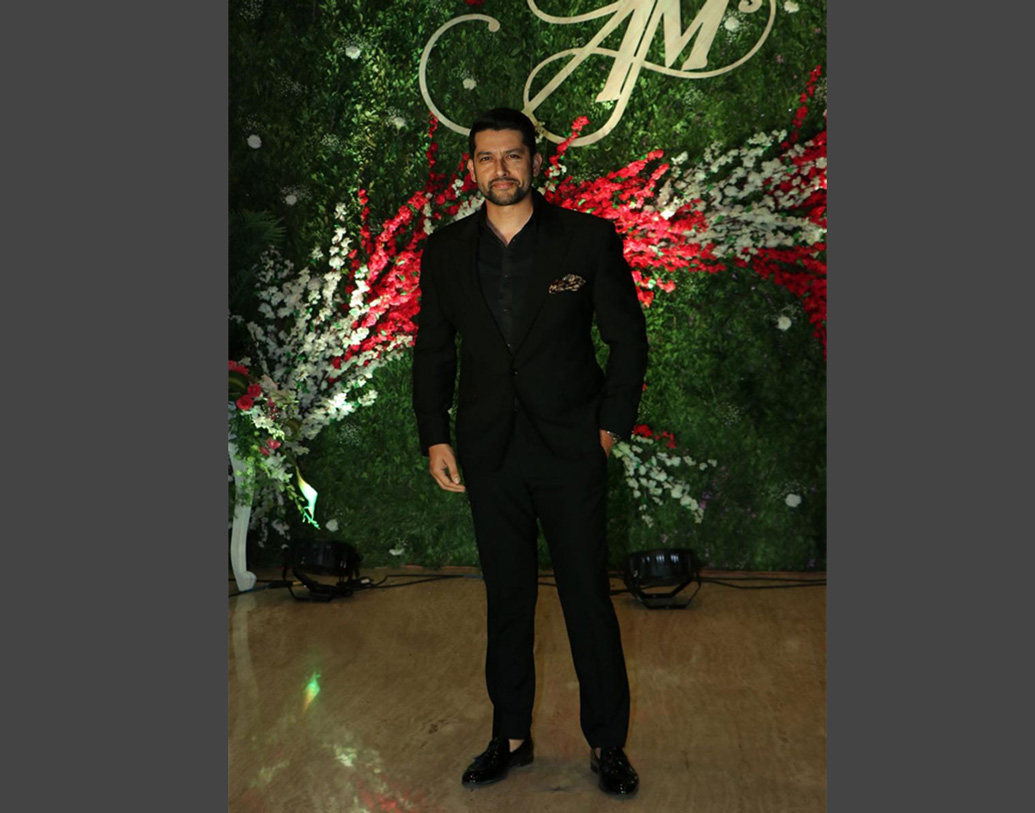 আফতাব শিবদাসানি এলেন কালো স্যুটে।