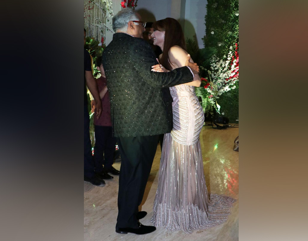 বনি কপূরের সঙ্গে শুভেচ্ছা বিনিময় করেন তিনি।