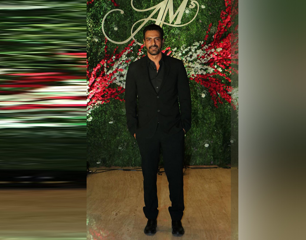 অর্জুন রামপালের সঙ্গে বহুদিনের পরিচয় এই প্রযোজকের পরিবারের। তিনিও এসেছিলেন নবদম্পতিকে শুভেচ্ছা জানাতে।