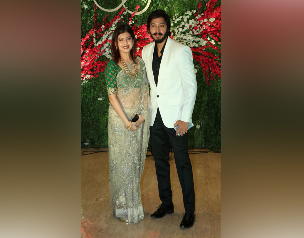 শ্রেয়স তলপাড়ে ও দীপ্তি তলপাড়ে উপস্থিত ছিলেন অনুষ্ঠানে। তাঁদের পোশাকের রুচির প্রশংসা করেছেন নেটিজেনরা।