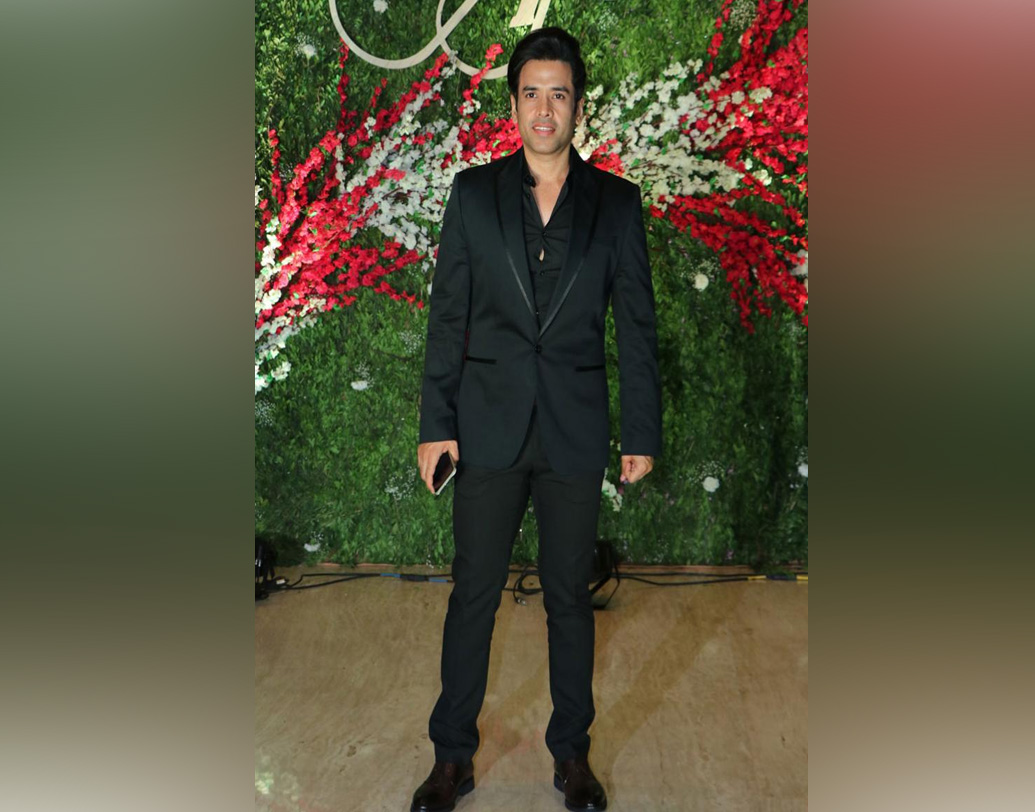 তুষার কপূর এসেছিলেন কালো ফর্মাল পোশাকে।