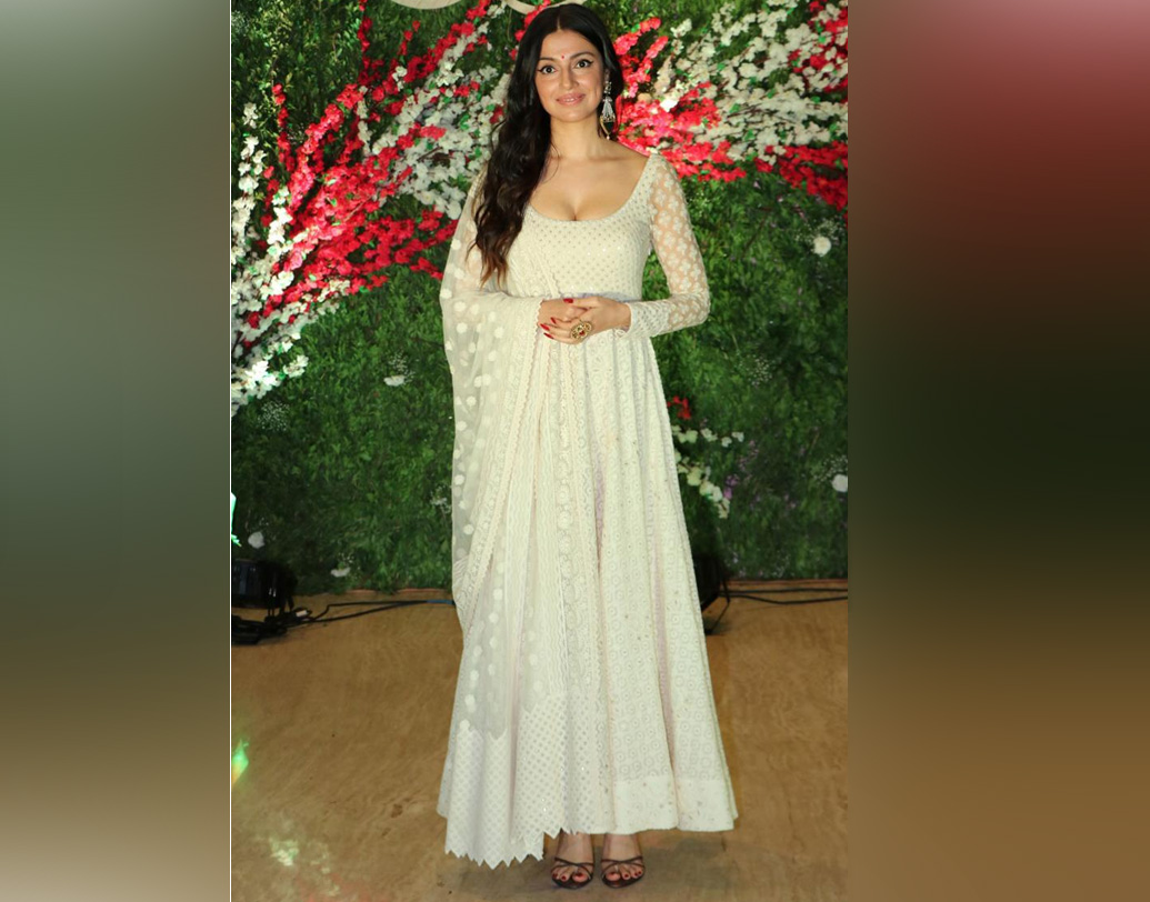 দিব্যা খোসলা কুমার ও ভূষণ কুমার এসেছিলেন অনুষ্ঠানে। দিব্যার পরনে ছিল সাদা চিকনের আনারকলি কুর্তা।