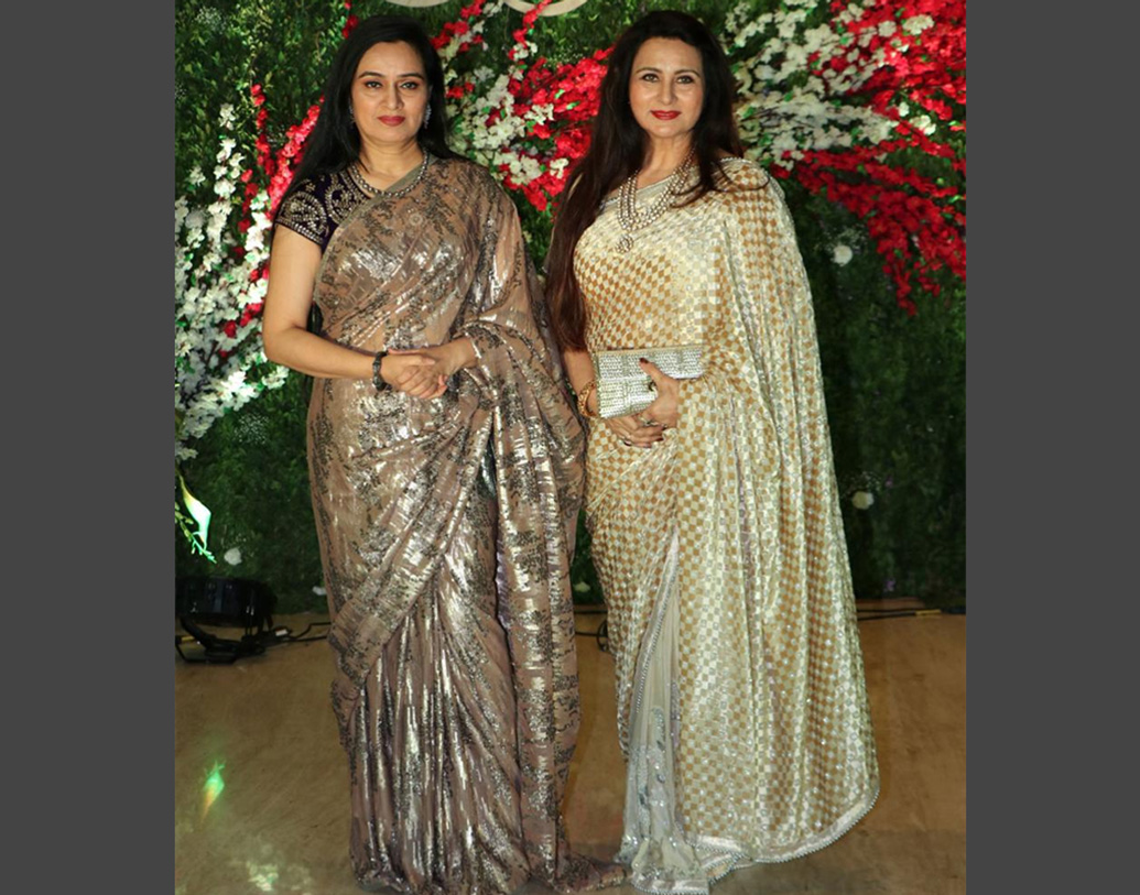 পদ্মিনী কোলাপুরে ও পুনম ধিলোঁর উজ্জ্বল উপস্থিতি অনুষ্ঠানকে আরও ‘গ্ল্যামারাস’ করে তুলেছিল।