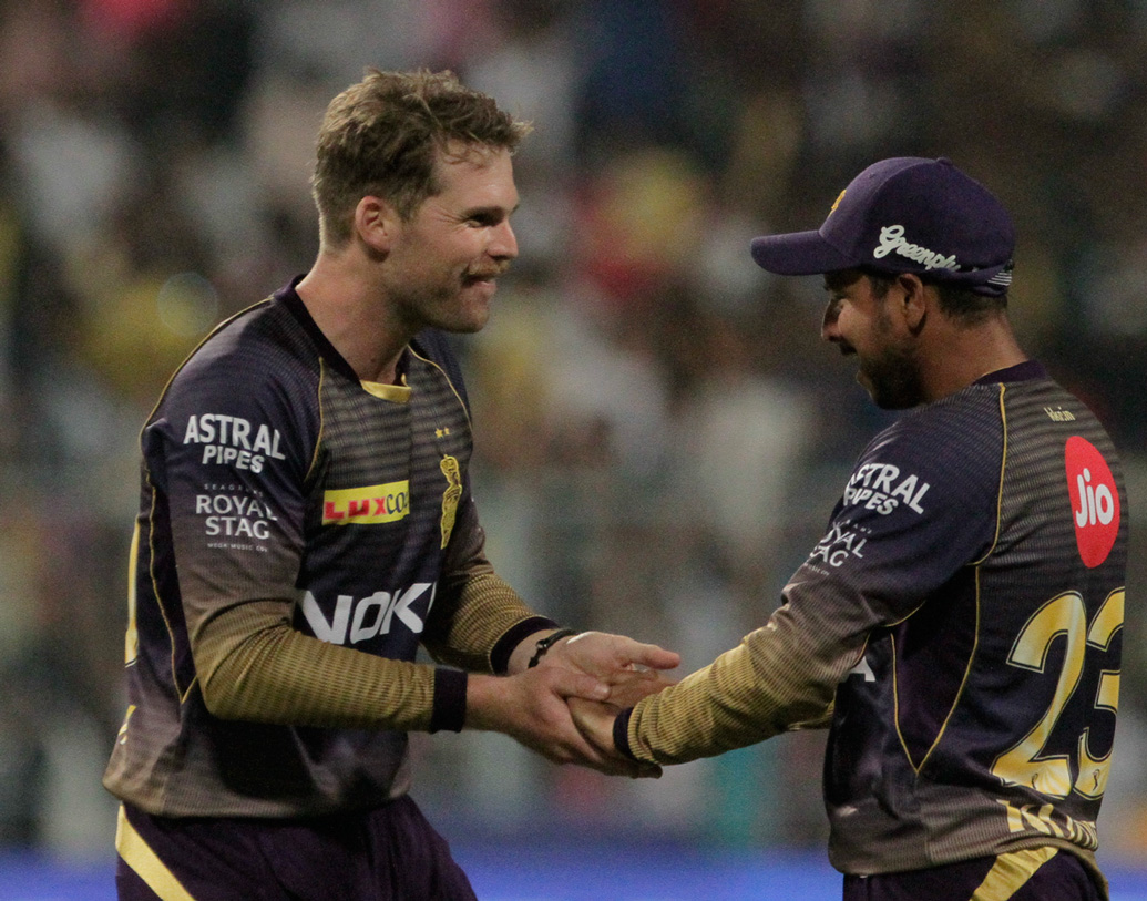 লকি ফার্গুসন: নিউজিল্যান্ডের এই ক্রিকেটারটি বল হাতে নজর কেড়েছেন জাতীয় দলের হয়ে। দেশের হয়ে চল্লিশের বেশি টি-২০ ম্যাচ খেলেছেন। বিগত ম্যাচে লকি খুব একটা খারাপ খেলেননি।