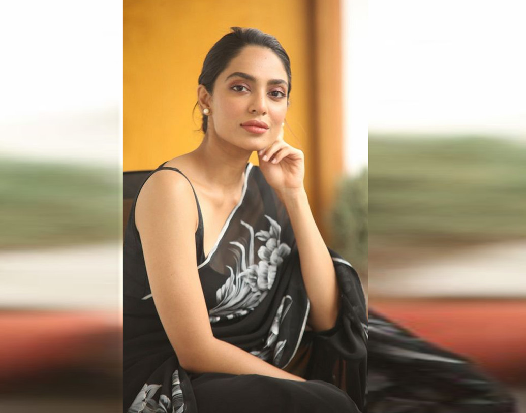 এই প্রসঙ্গে নায়িকা বলেন, ‘ছোট শহরের মেয়ের বড় স্বপ্ন দেখা, এই বিষয়টা আমায় ছুঁয়ে গিয়েছিল। তাই মন প্রাণ দিয়ে অভিনয় করার চেষ্টা করেছি।’