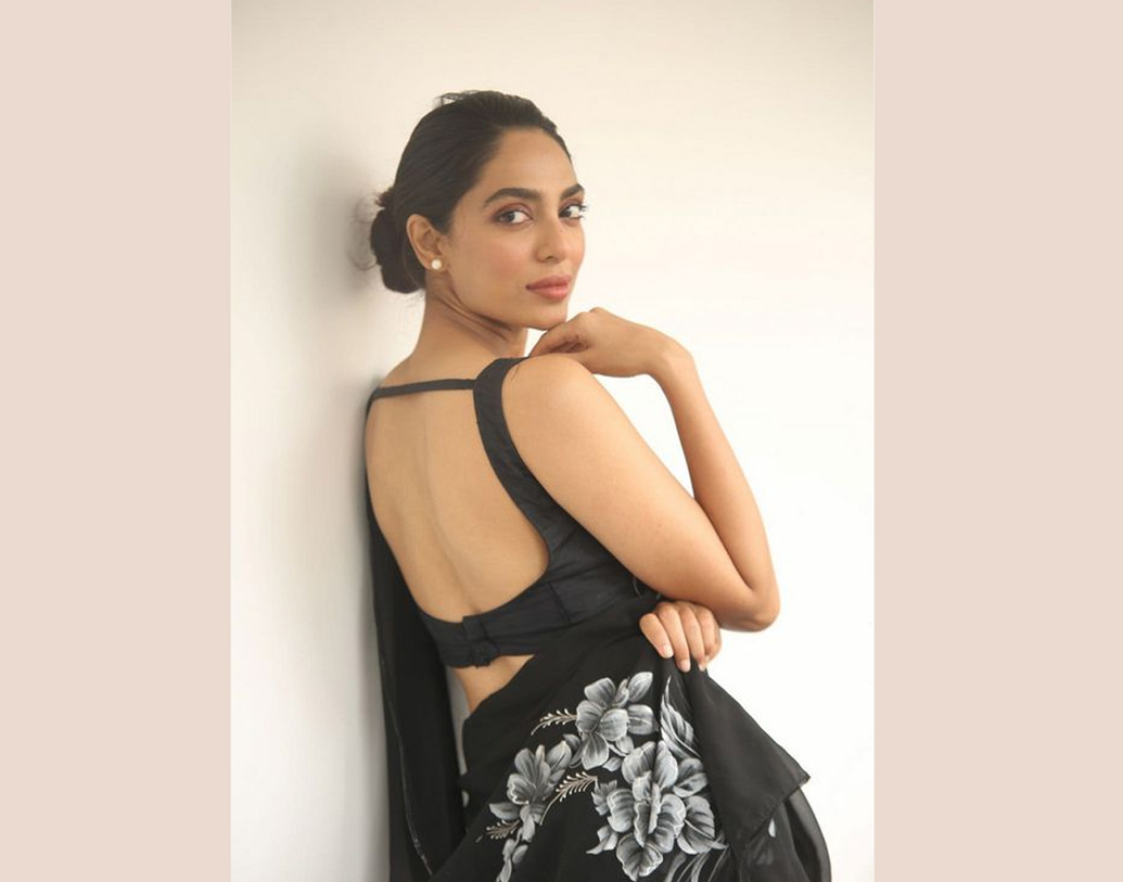 ২৬ বছরের এই তরুণীর জন্ম অন্ধ্রপ্রদেশের তেনালিতে। তাঁর নাম শোভিতা ধুলিপালা।