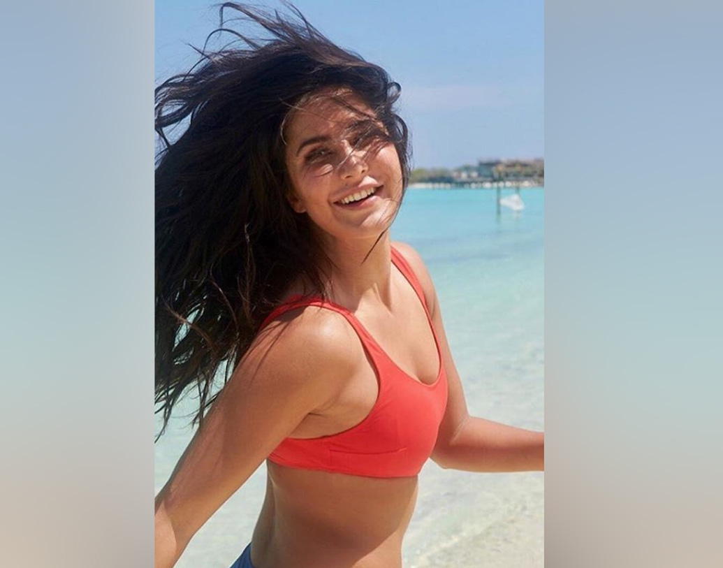 ক্যাটের পরনে রয়েছে টু টোনড সলিড কালার বিকিনি। লাল রং বেছে নিয়েছেন তিনি। আর নীল রঙের শর্টস। সমুদ্রতটে এ ভাবেই নিজের ছবি পোস্ট করেছেন তিনি।