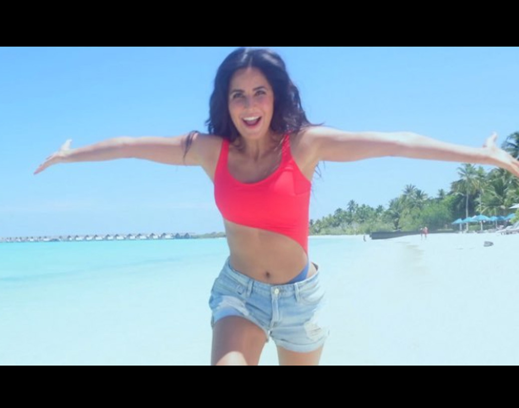 উষ্ণতা ছড়ালেন স্বল্পবাস ক্যাটরিনা, বলা হচ্ছে এমনটাই। নো মেক আপ লুকে ক্যাটরিনাকে অসাধারণ সুন্দর লাগছে, নেটিজেনরা বলছেন এমনটাই।