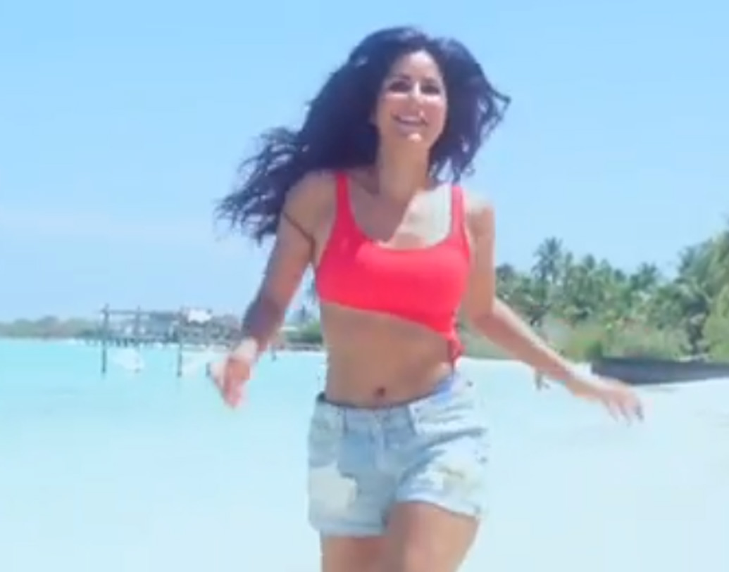 মলদ্বীপ তো বটেই, ইউরোপের নানা শহরও ছুটি কাটানোর গন্তব্য হিসেবে সেলেবদের তালিকায় প্রথম সারিতেই থাকে সব সময়ই। মুম্বইয়ের গনগনে গরম থেকে বাঁচতে ক্যাটরিনা ‘ওয়ার্কিং ভ্যাকেশন’-এ গিয়েছিলেন মলদ্বীপেই।