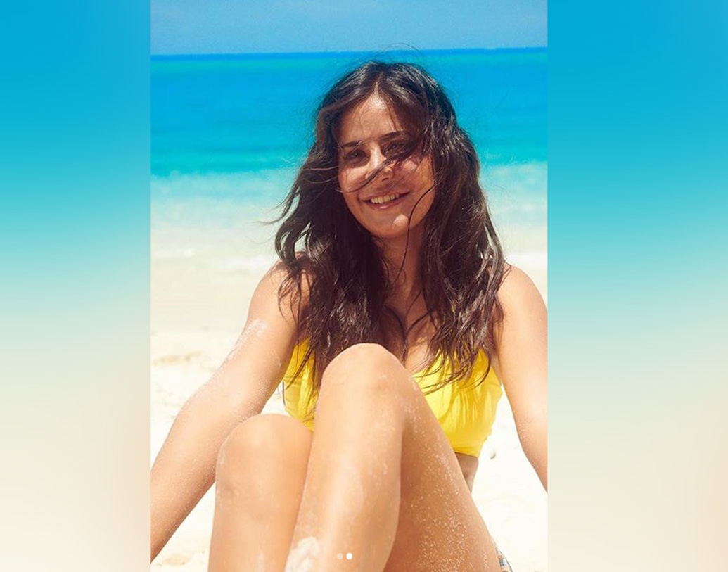 ক্যাটরিনার ইনস্টাগ্রাম বলছে, নায়িকা লিখেছেন, মাথার উপরে আকাশ, পায়ের নিচে বালি, আর মনের মধ্যে শান্তি। অর্থাৎ ছুটি কাটাতে গিয়ে বেশ উপভোগ করছেন বোঝাই যাচ্ছে।  এ বার নায়িকা বেছে নিয়েছেন হলুদ রঙের টপ।