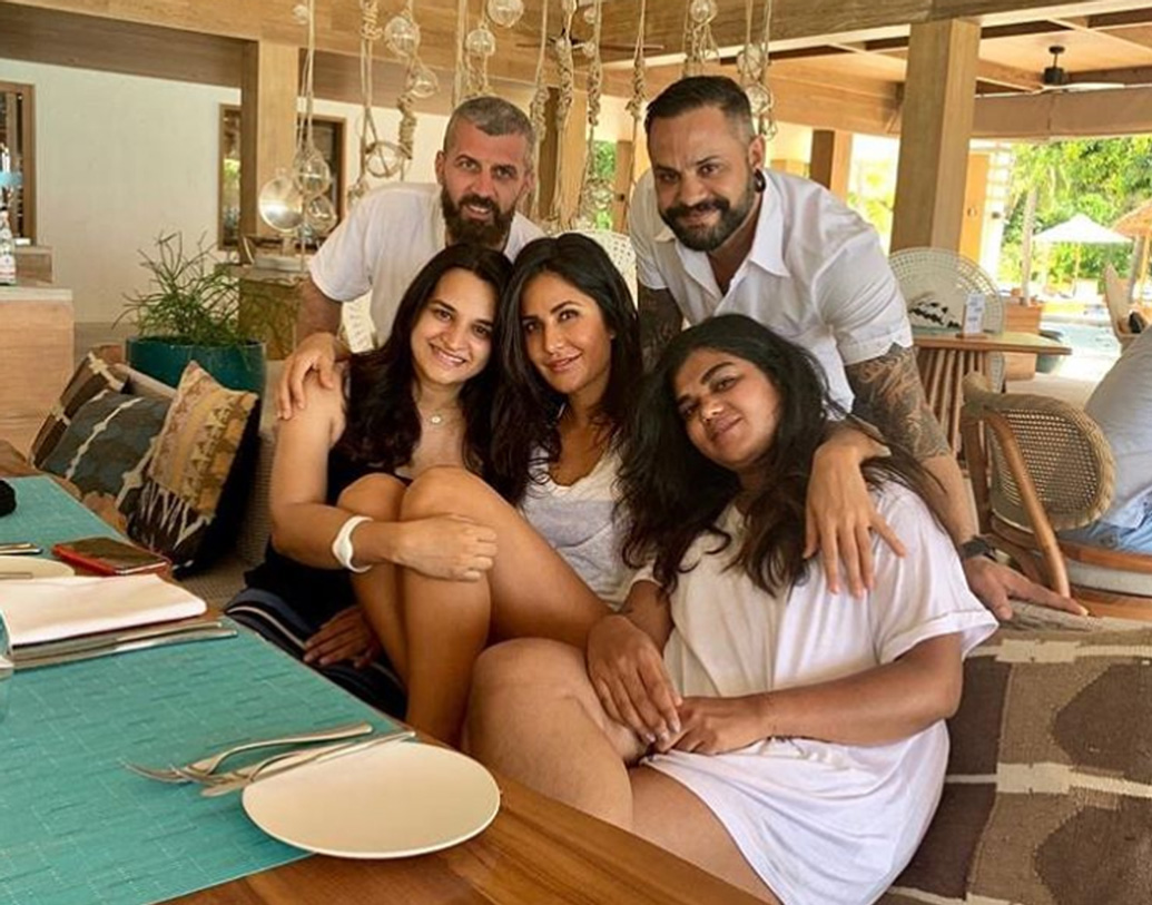 ক্যাটের সঙ্গে সেখানে আছেন মেকআপ আর্টিস্ট ড্যানিয়েল বাওয়ার এবং ফিটনেস ট্রেনার ইয়াসমিন করাচিওয়ালা।