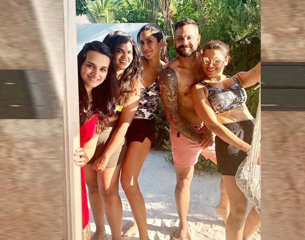 বন্ধুরা সবাই এক ধরনের পোশাকও পরেছেন, শেয়ার হয়েছে এই ছবিটিও। ক্যাটরিনার বন্ধু রিয়া ডি শেঠ, প্রার্থনা সি আজমানিও শেয়ার করেছেন ছবি।