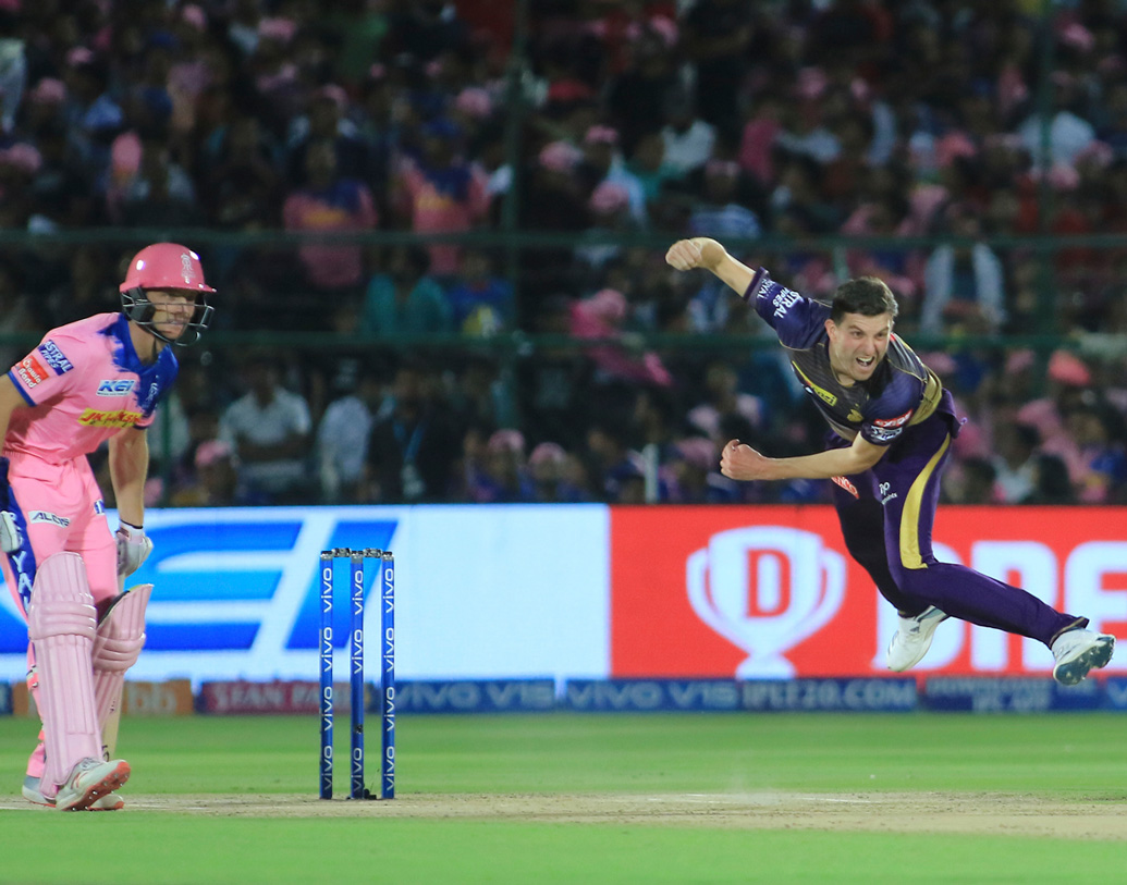 লকি ফার্গুসনের বদলে হ্যারি গার্নিকে বাদশার দলে অন্তর্ভুক্ত করা একটা ভাল সিদ্ধান্ত ছিল। জয়পুরের এই মন্থর পিচে অভিষেক ম্যাচে গার্নির স্লো বলের হদিশ পাননি স্টিভ স্মিথ, স্টোকসরা। শেষ ওভারে খুব কম রান দিয়েছেন।