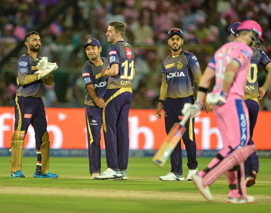 পীযূষ চাওলার বোলিং। পাওয়ার প্লে-তে বল করে জস বাটলারকে আটকে রেখে দিলেন পীযূষ।  উইকেট না পেলেও চার ওভারে দিয়েছেন মাত্র ১৯ রান। ওঁর গুগলি মারতে সমস্যায় পড়েছেন ব্যাটসম্যানরা।