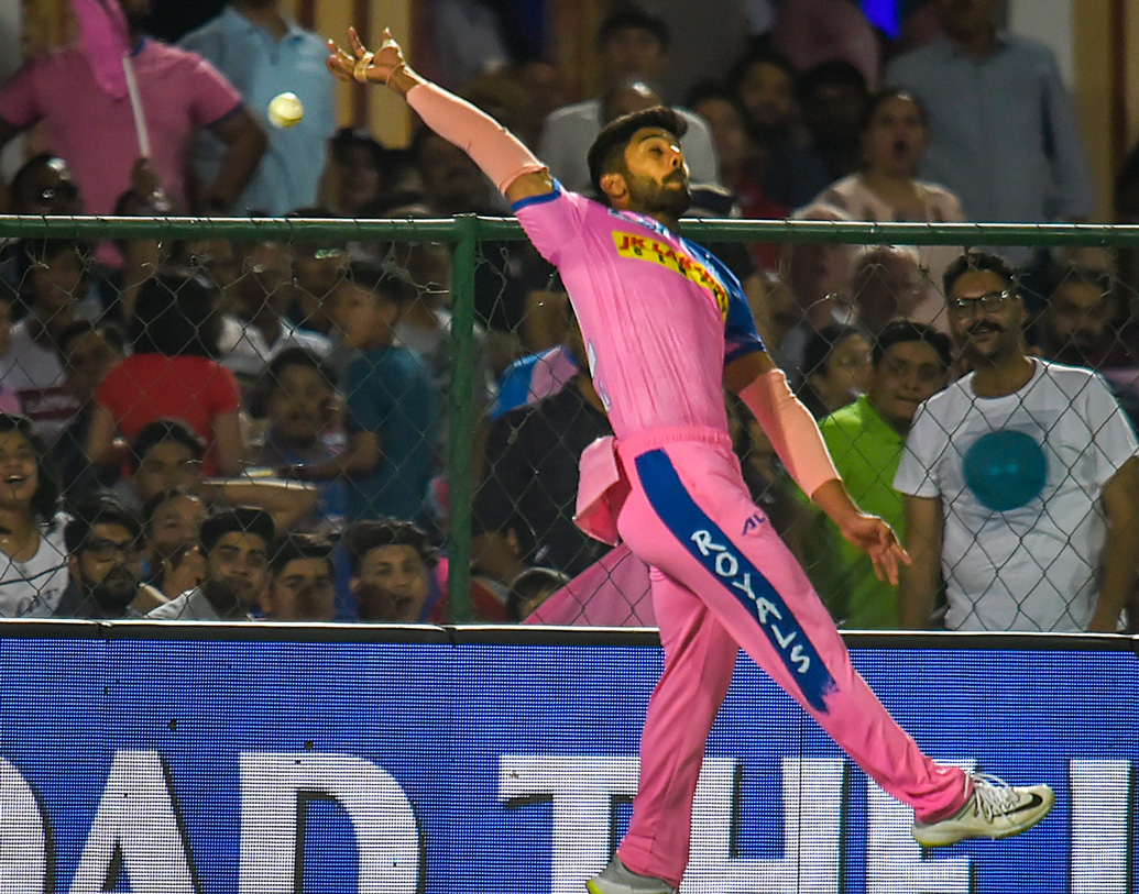 অন্যদিকে কৃষ্ণাপ্পা গৌতম, যাঁকে রাসেল বধের কারিগর ভাবা হয়েছিল। তিনি আসতেই অফস্পিনারের ওই ওভারে চারটে চার ও একটা ছয় এল সুনীলের ব্যাট থেকে। নারাইনের ক্যাচ পড়ল। সেখানেও এগিয়ে যায় নাইট শিবির।