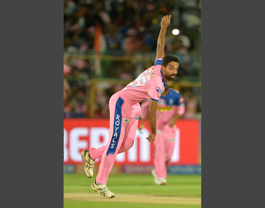 চতুর্থ ওভারে ধবল কুলকার্নির করা বল লিনের লেগ স্টাম্পে লাগলেও বেল পড়ল না। ওখানে লিন আউট হলে ম্যাচের ফল অন্য রকম হতে পারত। 