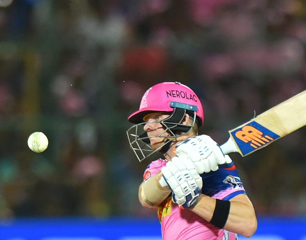 অন্যদিকে, স্মিথ (৫৯ বলে ৭৩) সর্বোচ্চ রান করলেও প্রয়োজনের সময় রান রেট বাড়াতে পারেনি।শেষ দিকে রান তুলতে পারেননি তিনি। 