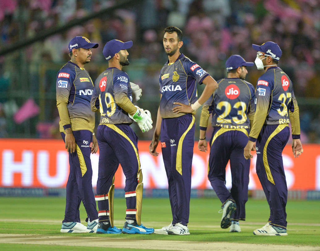 গতি আর মানসিকতার জন্য নজর কাড়লেন প্রসিদ্ধ কৃষ্ণও। নাইট স্পিনাররা নড়তে দেননি। এ দিকে লুজ বল করেছেন রাজস্থানের স্পিনাররা।