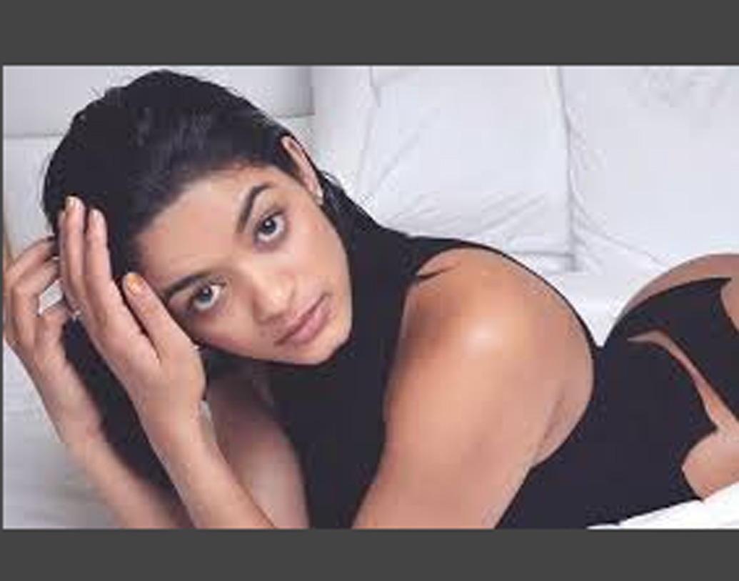 এই তরুণীর বয়স খুব একটা বেশি না, মাত্র বছর চব্বিশেক। তাঁর স্বামী কিন্তু মাঠে ব্যাটে বলে দাপিয়ে বেড়ান। চলতি আইপিএলে তাঁকে বল করতেই এখন ভয় পাচ্ছেন বিপক্ষ বোলাররা।