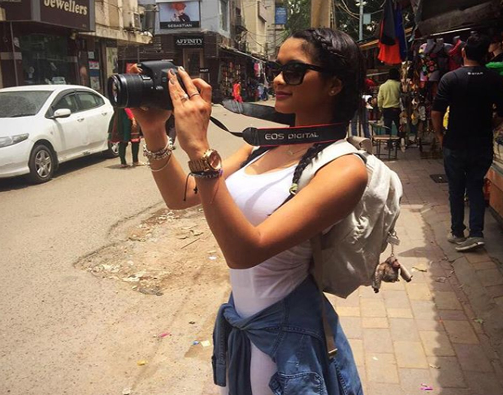 লরা তাই ভারতে এসেই বেড়িয়ে পড়েছেন ছবি তুলতে। কলকাতা তো বটেই, রাজধানী দিল্লি থেকেও শপিং করেছেন প্রচুর।