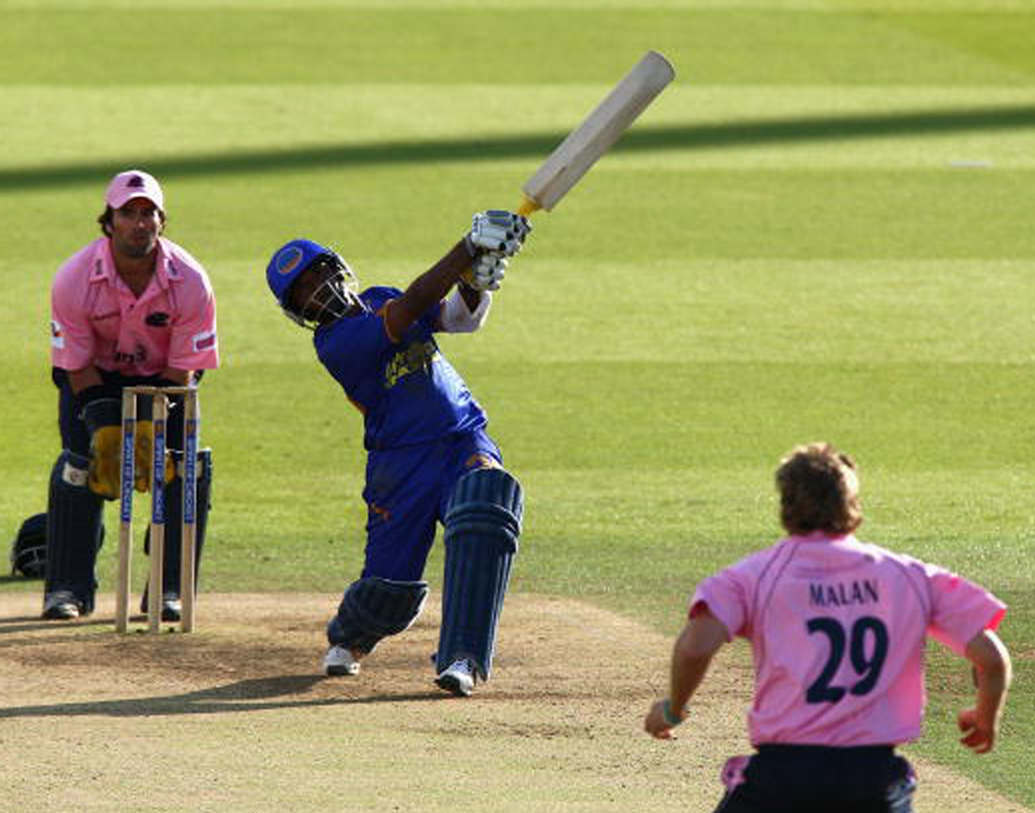 এখনও পর্যন্ত আইপিএল ২০টি ম্যাচ খেলে ডানহাতি ব্যাটসম্যান স্বপ্নিল ৪২৩ রান করেছেন, গড় ২১.১৫।