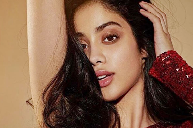 তবে ঈশান খট্টর, কার্তিক আরিয়ানের মতো অভিনেতাদের সঙ্গে সম্পর্ক ভাঙার পরে পুরনো বন্ধু ও প্রাক্তন প্রেমিক শিখরের কাছেই ফিরেছেন শ্রীদেবী-কন্যা।