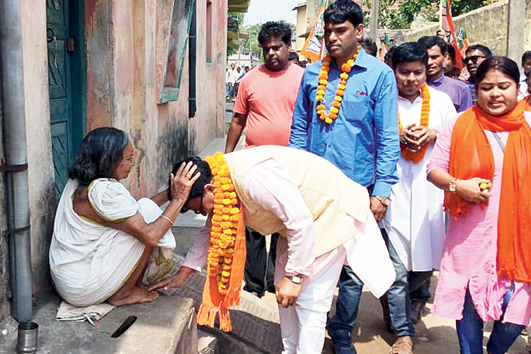 আনাড়াতে পুরুলিয়ার বিজেপি প্রার্থী জ্যোতির্ময় সিং মাহাতো। নিজস্ব চিত্র