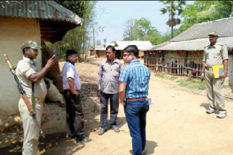 বক্তারের কাছে পুলিশ-প্রশাসনের দল। 