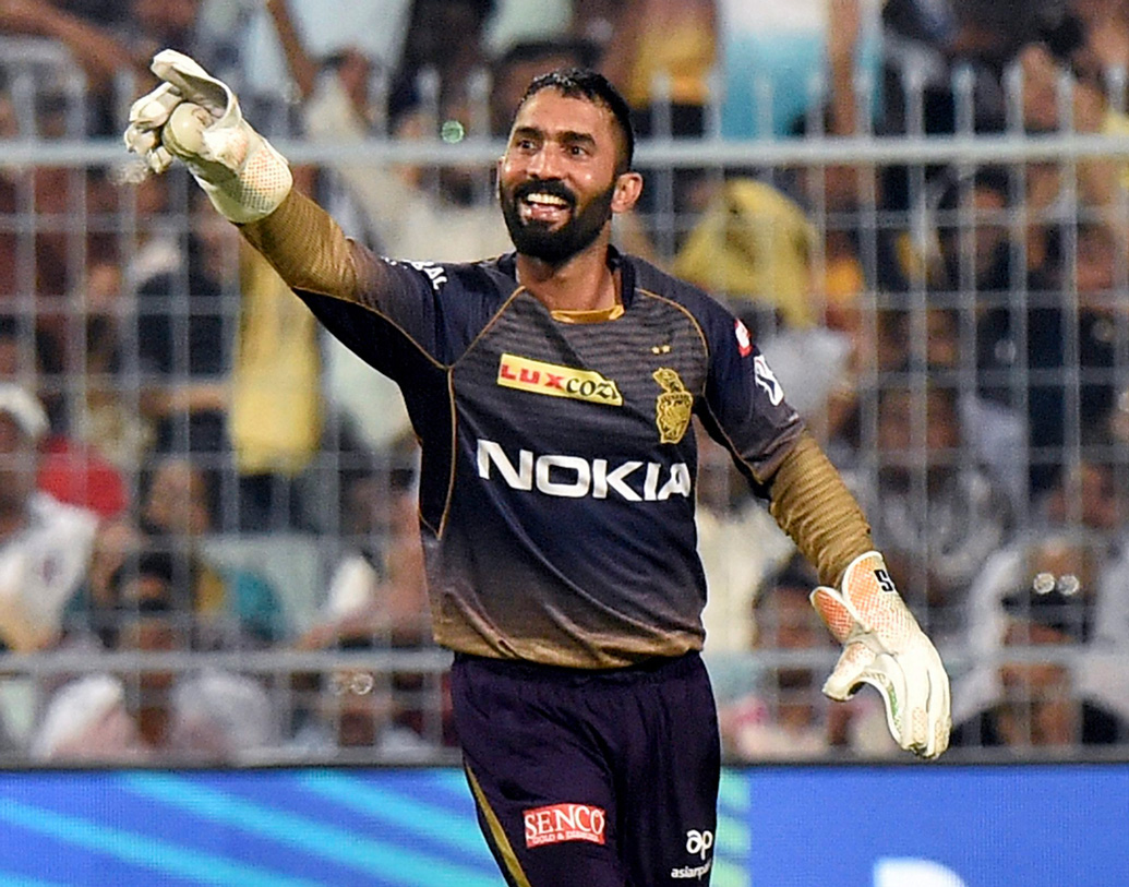 নিজের ঘরের মাঠে পাঁচ নম্বরে নামতে পারেন অধিনায়ক দীনেশ কার্তিক। পাঁচ নম্বরে নামার কথা অধিনায়ক দীনেশ কার্তিকের। মাহির দলকে চাপে ফেলতে দীনেশের শীতল মস্তিষ্ক কাজে লাগবে বলেই মনে করছেন বিশেষজ্ঞরা। এ ছাড়াও উইকেটকিপার-ব্যাটসম্যান দলের বড় ভরসা।