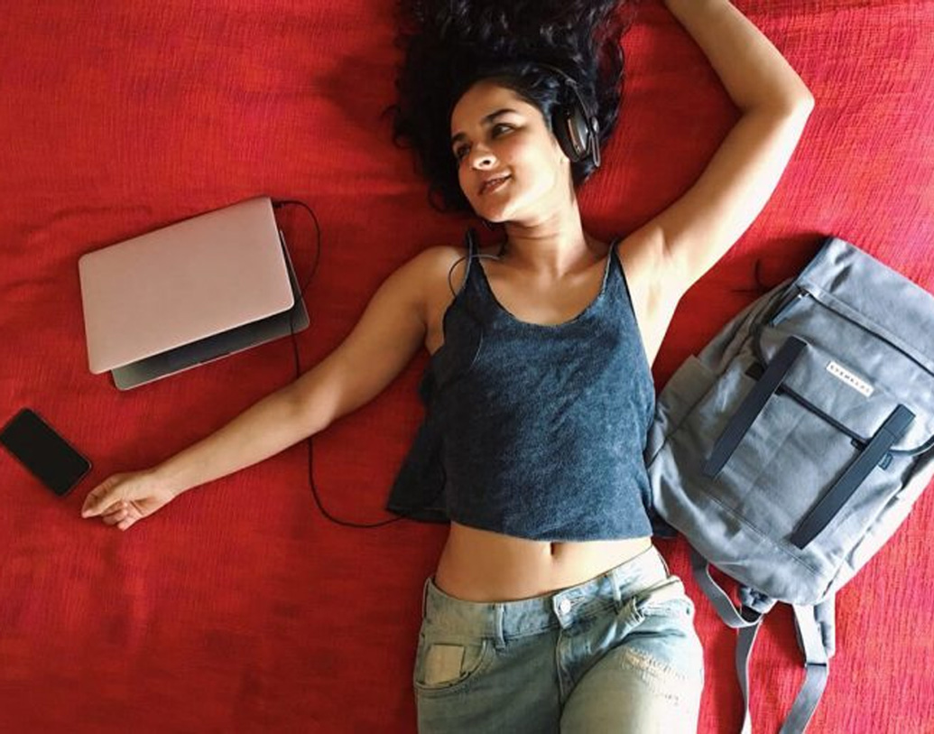 অঙ্গীরা ধর নামে এই বলিউড নায়িকা জন্মেছেন কাশ্মীরের শ্রীনগরে। রক্ষণশীল পরিবার থেকে বলিউডে প্রবেশ খুব সহজ ছিল না অঙ্গীরার পক্ষে।