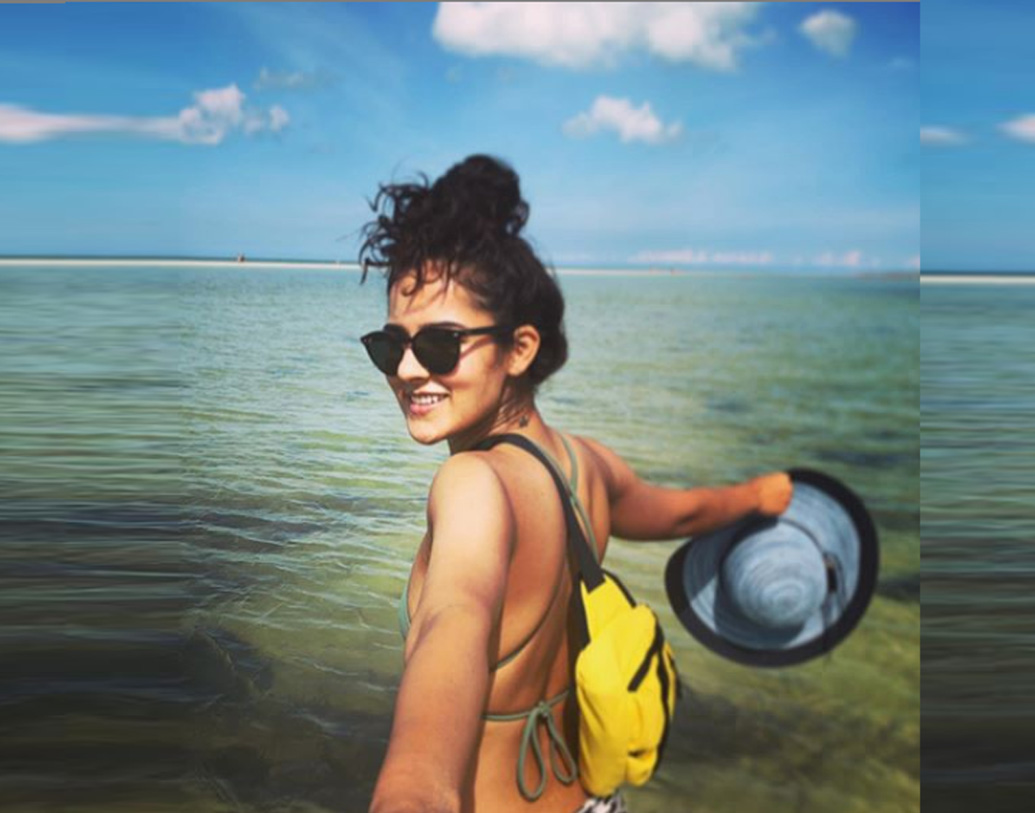 তিনি চিত্রনাট্যও লিখেছেন। ছবি সম্পাদনার কাজও জানেন। একটা প্রোডাকশন নাকি একাই সামলে দিতে পারেন তিনি।