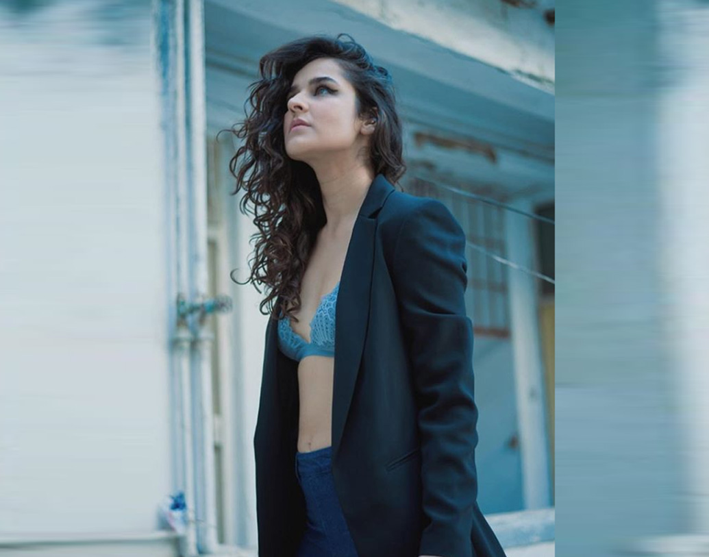 নেটফ্লিক্সের ওয়েবফিল্ম ‘লাভ পার স্কোয়ার ফিট’-এ জনপ্রিয়তা পান তিনি। এর পরে আও বেশ কয়েকটি সিরিজে কাজও করেছেন।