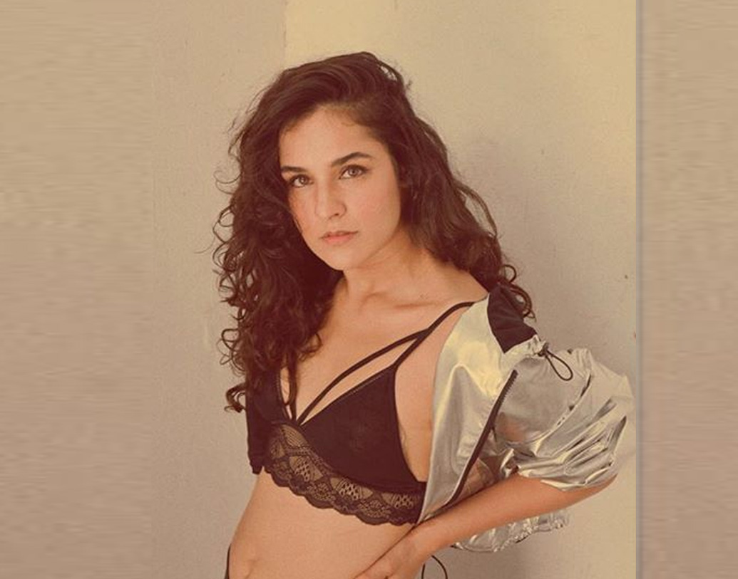 ২০১৩ সালে ‘এক বড়া আদমি’ নামে একটি ছবিতে অভিনয় করেন অঙ্গীরা। চলতি বছর সেপ্টেম্বরে বিদ্যুত জামওয়ালের সঙ্গে কমান্ডো ৩ ছবিতে দেখা যাবে তাঁকে।