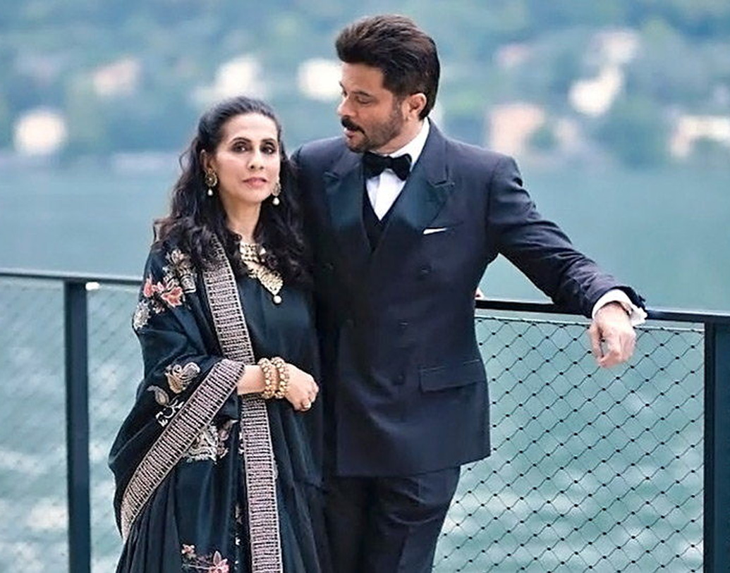 অনিলের সঙ্গে বন্ধুদের মাধ্যমেই আলাপ হয়েছিল সুনীতার। সুনীতা তখন অন্যতম সেরা মডেল, দারুণ কাজ করছেন। অনিল ইন্ডাস্ট্রিতে তখন কাজ করার চেষ্টা করছেন। বন্ধুর থেকেই ফোন নম্বর নিলেন সুনীতার। আর তার পর শুরু হল কথা।