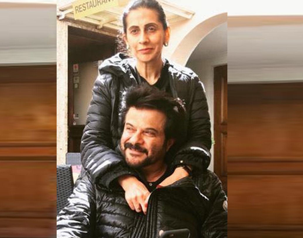 অনিলের সঙ্গে বন্ধুদের মাধ্যমেই আলাপ হয়েছিল সুনীতার। সুনীতা তখন অন্যতম সেরা মডেল, দারুণ কাজ করছেন। অনিল ইন্ডাস্ট্রিতে তখন কাজ করার চেষ্টা করছেন। বন্ধুর থেকেই ফোন নম্বর নিলেন সুনীতার। আর তার পর শুরু হল কথা।