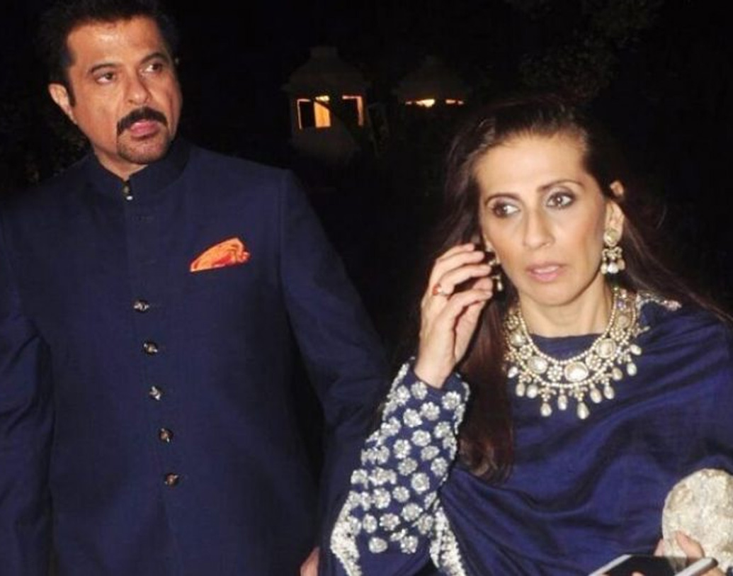 ১৯৮০ সালের কথা। মাত্র কয়েক সপ্তাহ কথা হয়েছে দু’জনের। এ বার দু’জনকে একা দেখা করতেই হবে। গলা শুনেই সুনীতার প্রেমে পড়ে গিয়েছিলেন, লাজুক অনিল প্রীতি জিন্টাকে দেওয়া একটি সাক্ষাৎকারে জানিয়েছেন এমনটাই। বলেছেন, “ওঁর সম্পর্কে বলতে ভাল লাগে, আবার লজ্জাও করে।”