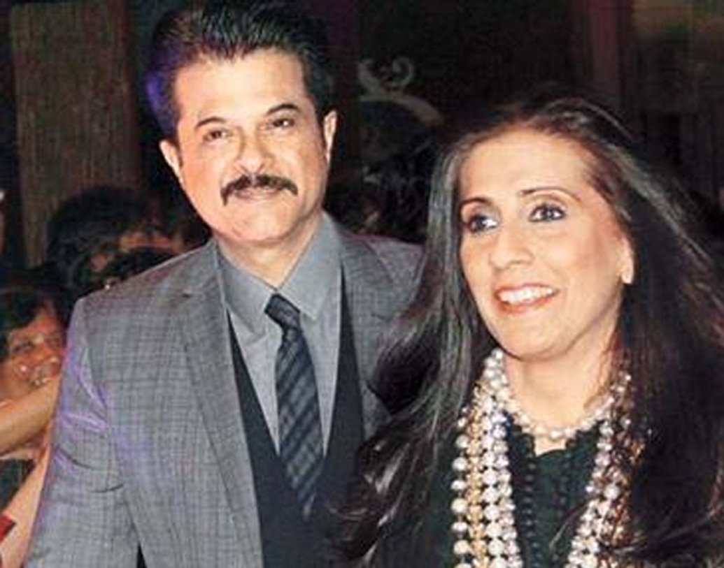 বন্ধুত্ব গড়ায় প্রেমে। অনিল বাসে যাতায়াত করতেন, ট্যাক্সিতে এলে ভাড়া মেটাতেন সুনীতা। প্রচুর উপহারও দিতেন। কখনও বা হাত খরচও দিতেন। বরং ইন্ডাস্ট্রিতে স্ট্রাগল করা উঠতি নায়ক খুব একটা কিছু দিতে পারতেন না সুনীতাকে, অনিল জানিয়েছেন এমনটাই।