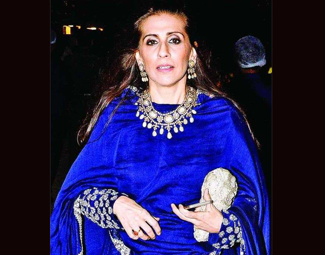 অনেক কষ্টে সুনীতার বাড়ি থেকে রাজি হওয়ার পর দু’বার বিয়ের তারিখ পিছিয়ে দেন অনিল। অনিলের কথায়, “তখন অনেক ‘শুভাকাঙ্ক্ষী’ বলেছিলেন বিয়ে করলে কেরিয়ার নষ্ট হবে।” কিন্তু লেডি লাককে রোজই দেখতে চাইতেন তিনি।