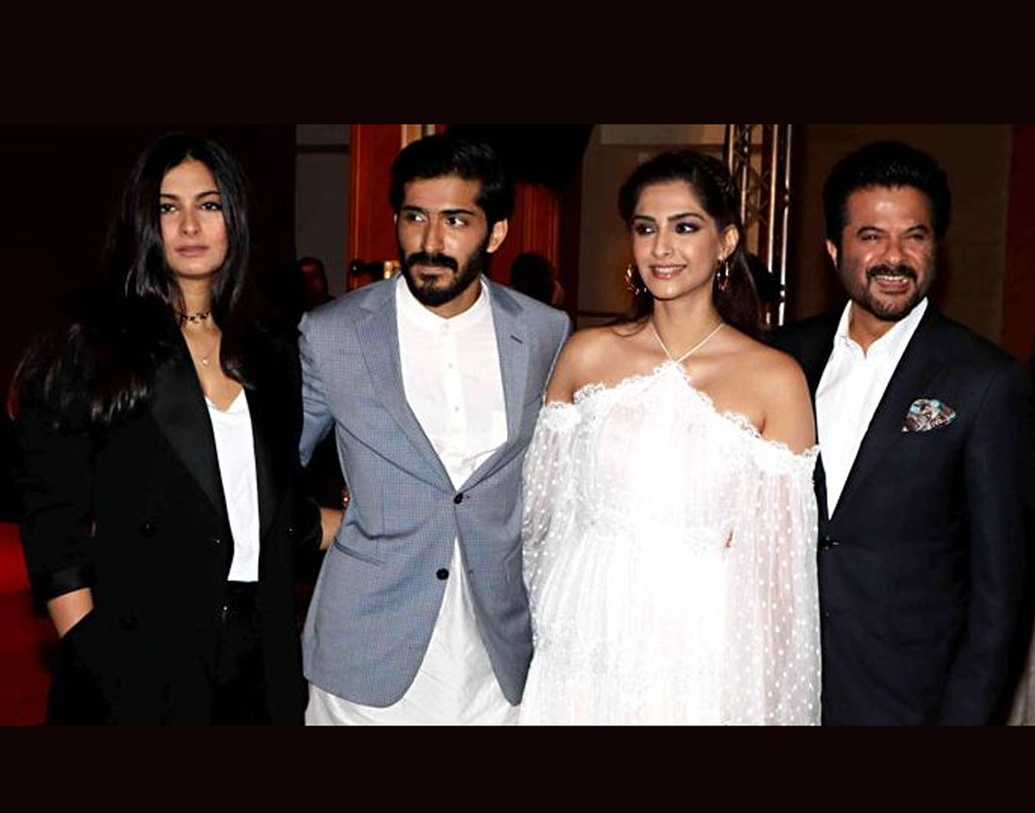 অনিল ও সুনীতার মেয়ে সোনম ইন্ডাস্ট্রির প্রতিষ্ঠিত নায়িকা। তাঁর ভাই রিয়া, হর্ষবর্ধনকেও সুনীতা ও অনিল সুন্দর করে মানুষ করে তুলেছেন। বর্তমান দুনিয়ায় যখন সম্পর্কের বাঁধন আলগা হয়ে পড়েছে, বাবা-মায়ের ভালবাসাই উদাহরণ, জানান সোনম।