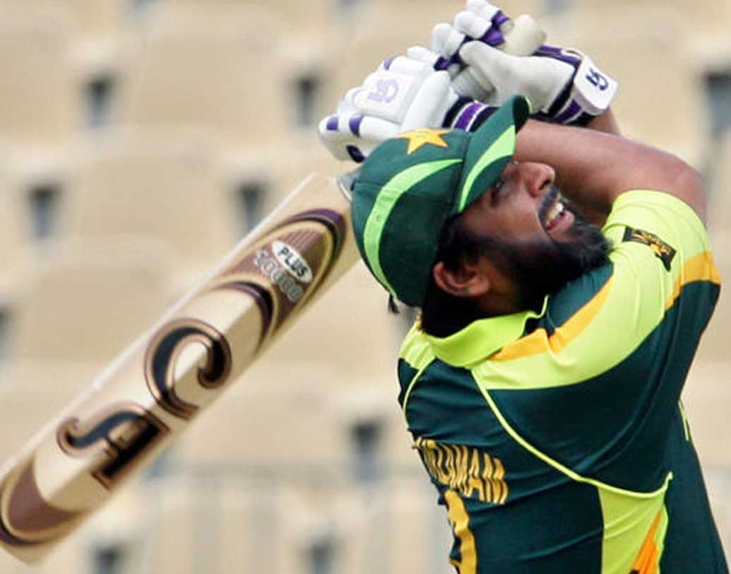 ইনজামাম উল হক: ক্রিকেট দুনিয়ায় ইনজি নামেই বেশি পরিচিত। ১৯৯২-এর বিশ্বকাপে পারফরম্যান্সে আন্তর্জাতিক ক্রিকেটের নজর কেড়েছিলেন। নব্বইয়ের দশকে পাকিস্তান দলের ব্যাটিং স্তম্ভ ছিলেন তিনি। ২০০৩-এ অধিনায়ক হন। ২০০৭-এ পাকিস্তান বিশ্বকাপ হারার পর তিনি অধিনায়কত্ব ছেড়ে দেন।