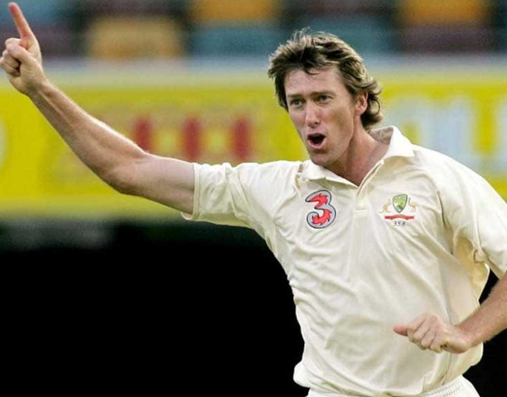 গ্লেন ম্যাকগ্রা: বিশ্বের অন্যতম সেরা ফাস্ট মিডিয়াম পেস বোলার। জেমস অ্যান্ডারসনের পর অন্যতম সফল ফাস্ট বোলার ম্যাকগ্রা। ওয়ানডে ইন্টারন্যাশনালে ৩৮১টি উইকেট নেওয়ার রেকর্ড রয়েছে তাঁর। বিশ্বকাপে সবচেয়ে বেশি ৭১টি উইকেট নেওয়ার রেকর্ড রয়েছে।